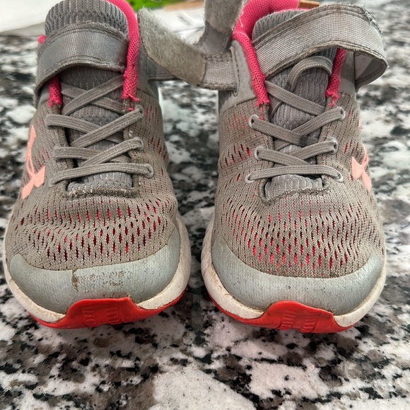 Girls under armor Velcro slip ons - Picture 4 of 6